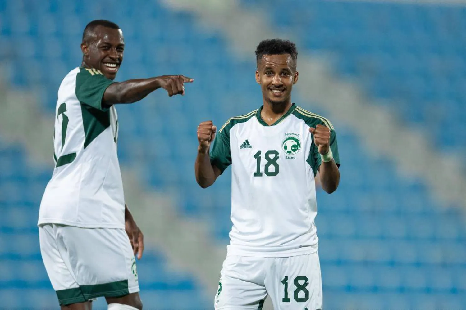 عبد الرحمن غريب يحتفل بهدفه في شباك هونغ كونغ (المنتخب السعودي)