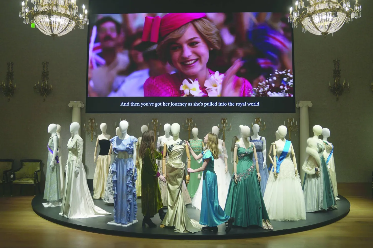 فساتين للملكة والأميرة مارغريت والأميرة ديانا كما ظهرت في مسلسل «ذا كراون» (أ.ب)