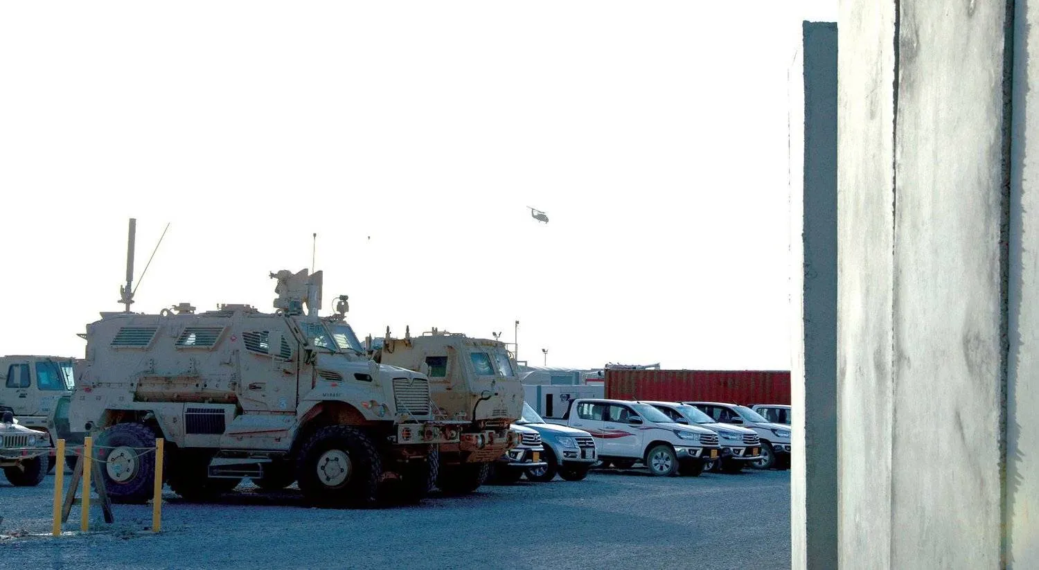 عربات تابعة للجيش الأميركي في قاعدة «حرير» قرب مطار أربيل (الجيش الأميركي)