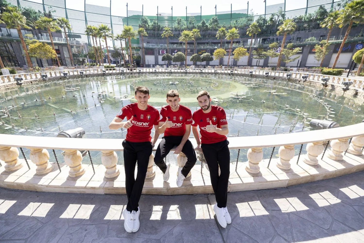 لاعبو أوساسونا خلال زيارتهم لبوليفارد الرياض (نادي أوساسونا)