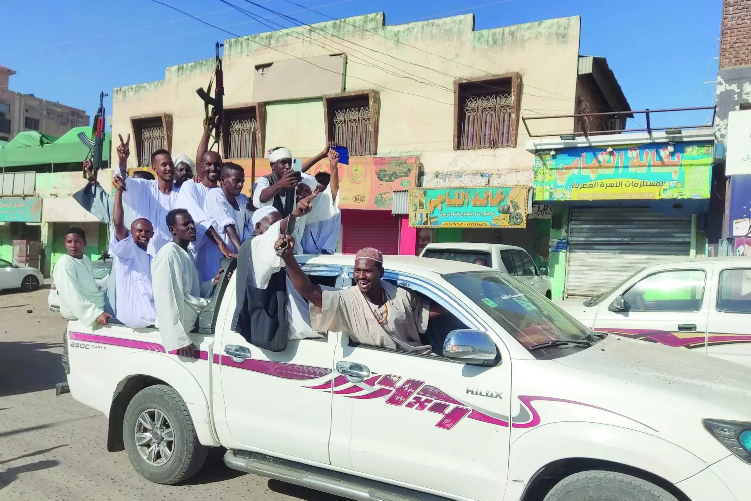 سودانيون مؤيدون للجيش يلوّحون بالأسلحة في ولاية القضارف 29 ديسمبر الماضي (أ.ف.ب)