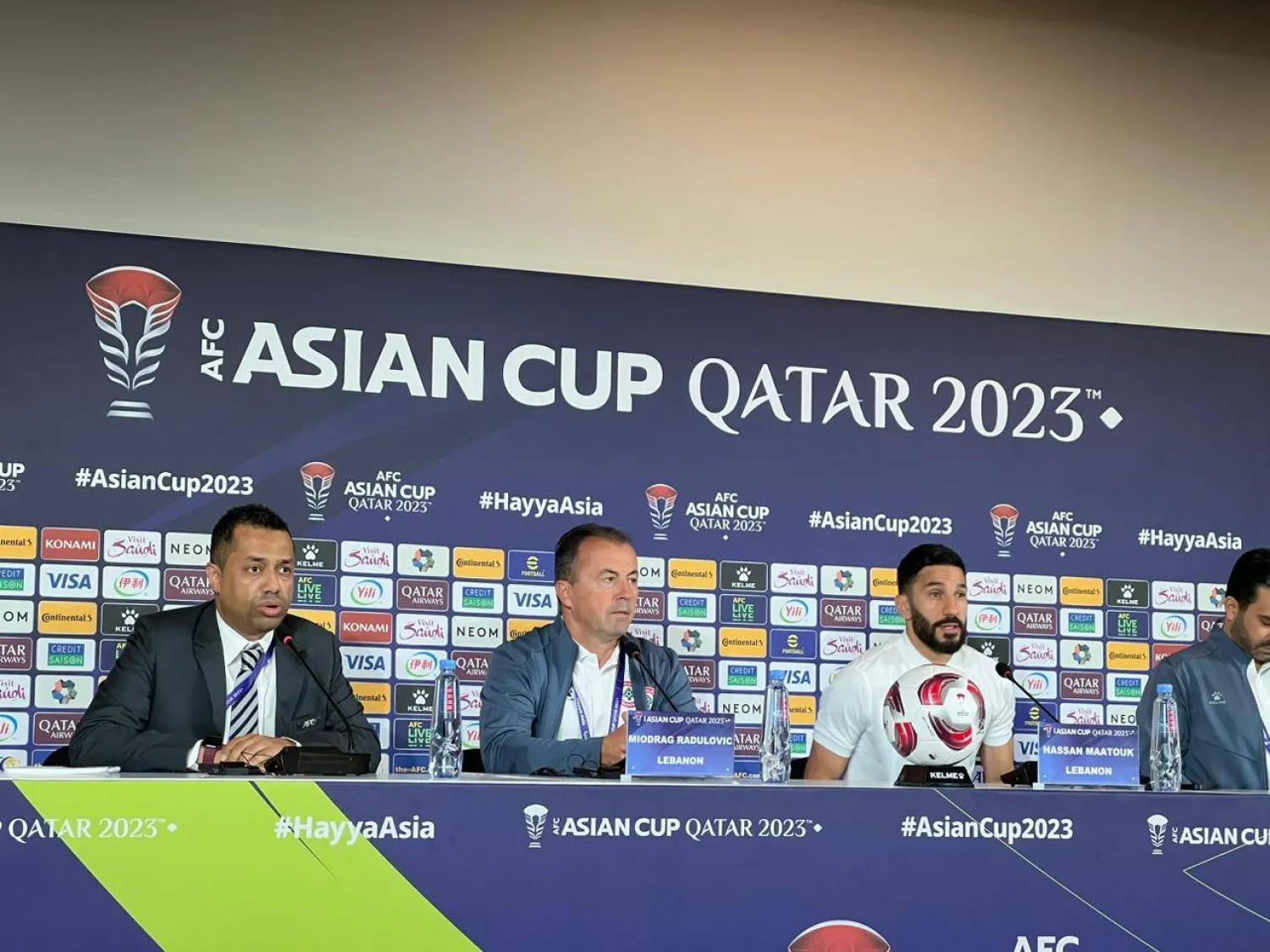 مدرب لبنان في المؤتمر الصحافي (الشرق الأوسط) 