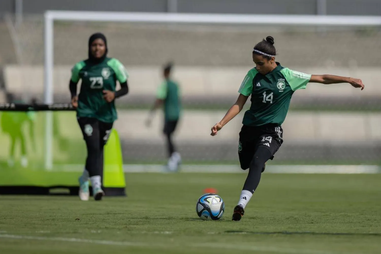 من تدريبات منتخب السيدات السعودي في معسكر جدة (الشرق الأوسط)