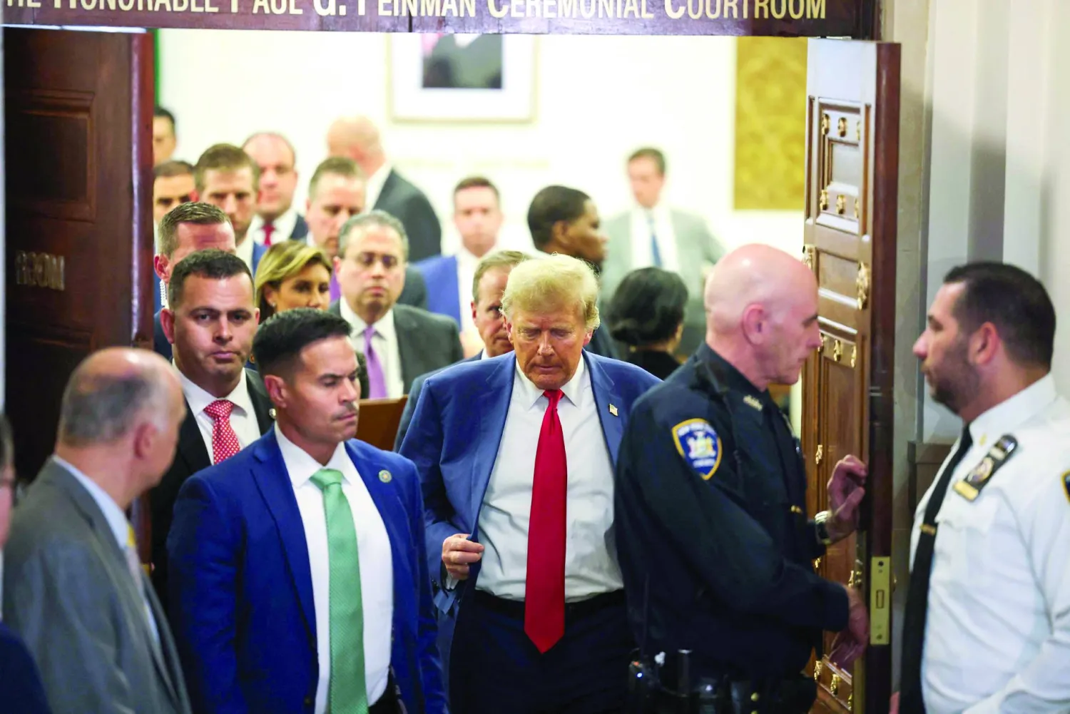 
ترمب يغادر قاعة المحكمة في نيويورك أمس (أ.ف.ب)