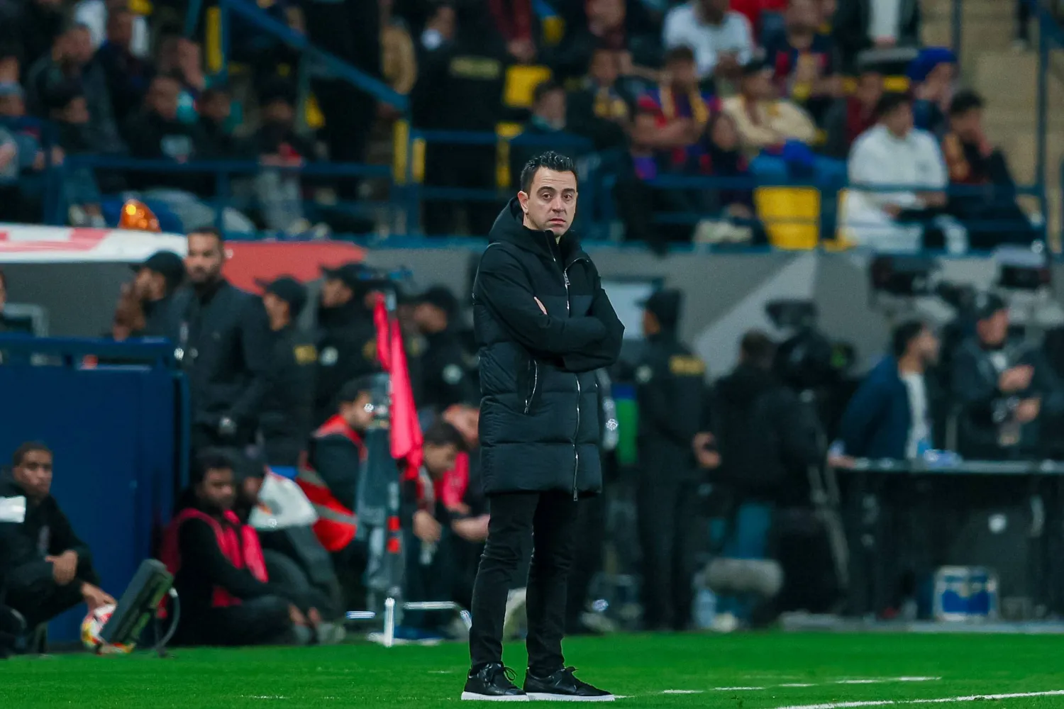 تشافي يراقب أداء لاعبيه خلال المواجهة (الشرق الأوسط)