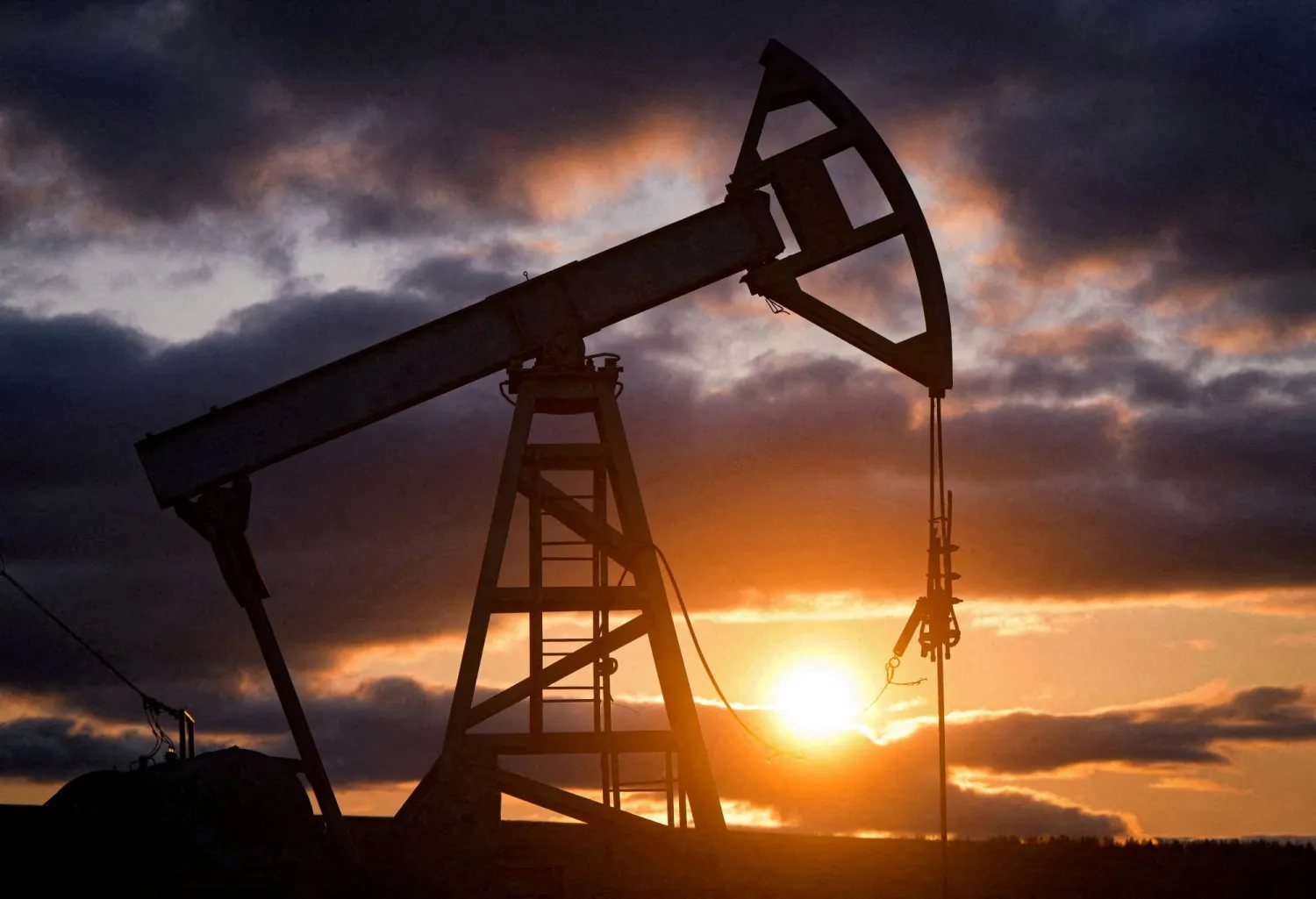 FILE PHOTO: A view shows an oil pump jack outside Almetyevsk in the Republic of Tatarstan, Russia June 4, 2023. REUTERS/Alexander Manzyuk//File Photo