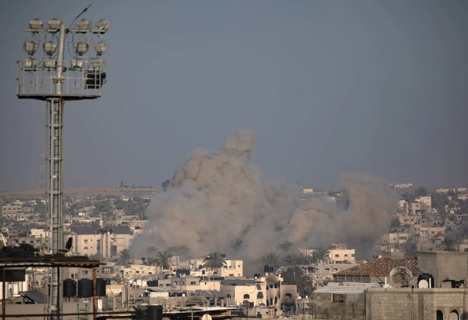 دخان يتصاعد بعد الغارات الجوية الإسرائيلية في خان يونس، جنوب قطاع غزة، 10 يناير 2024 (إ.ب.أ)