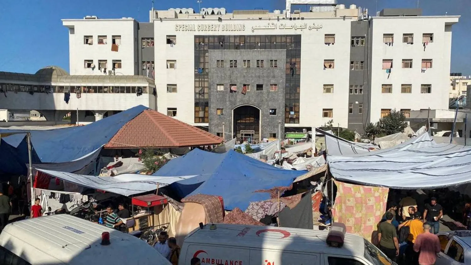 أشخاص تجمّعوا في «مستشفى الشفاء» احتماء وسط الصراع بين إسرائيل وحركة «حماس» في مدينة غزة - 7 نوفمبر 2023 (رويترز)