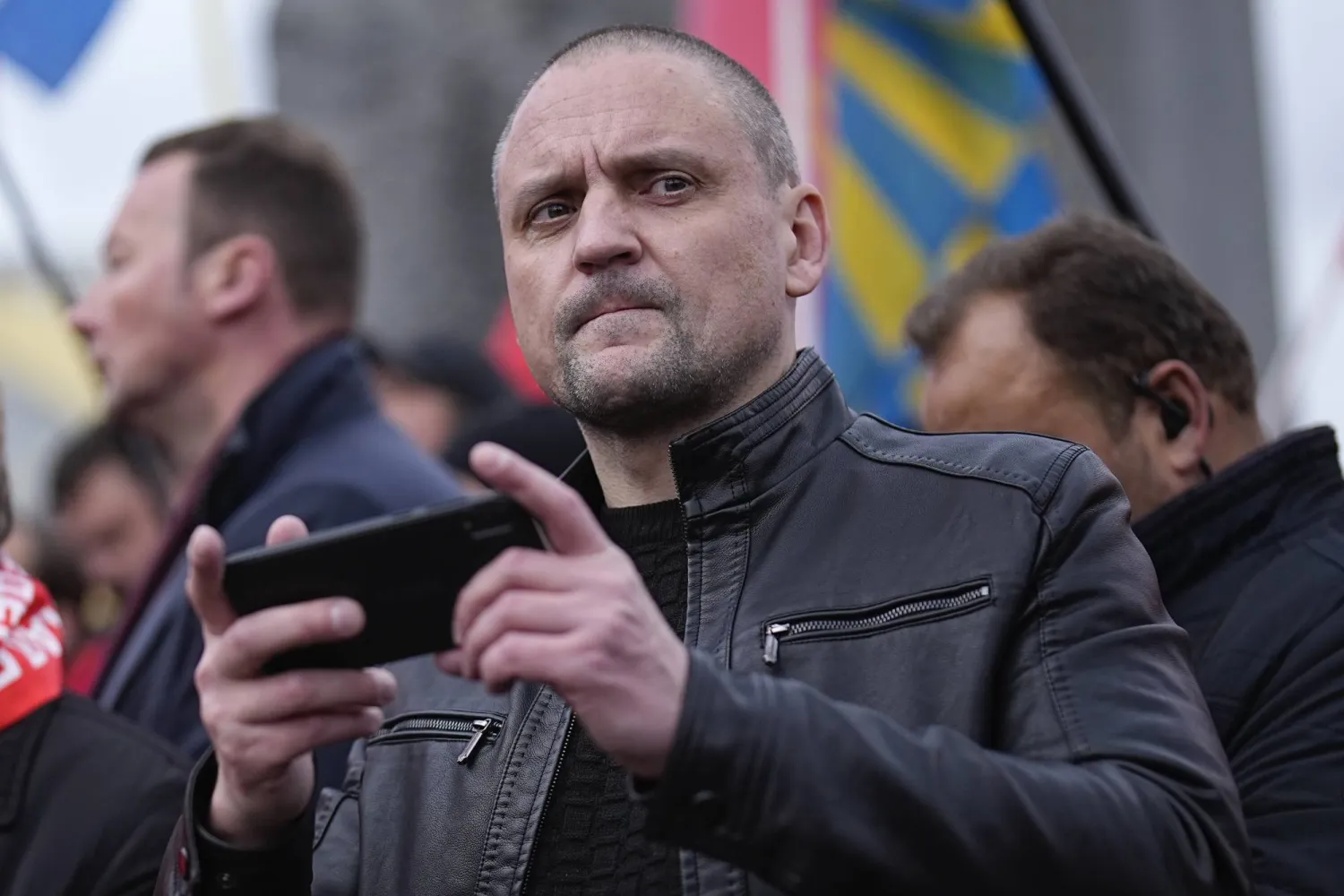 سيرغي أودالتسوف الناشط السياسي اليساري يحضر تجمعاً لمؤيدي الحزب الشيوعي في موسكو (أ.ب)