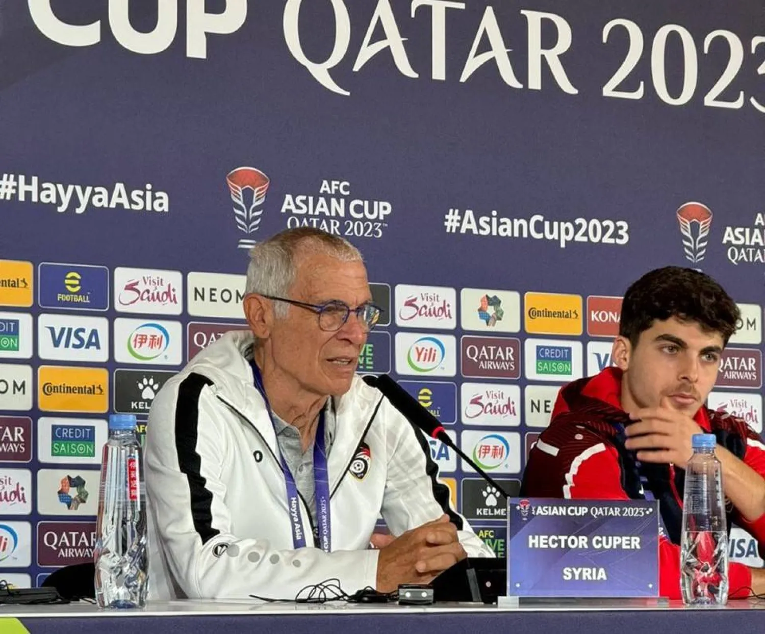 هيكتور كوبر بجوار عمار رمضان لاعب منتخب سوريا (الشرق الأوسط)