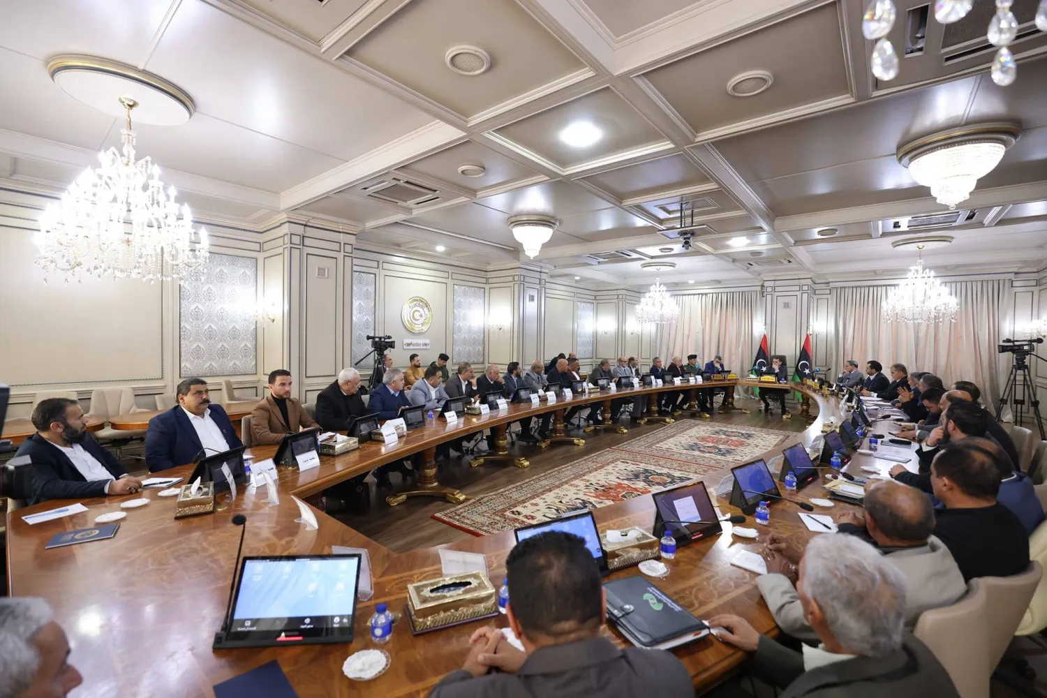 الدبيبة لدى اجتماعه مع عدد من عمداء البلديات (المكتب الإعلامي لحكومة «الوحدة»)