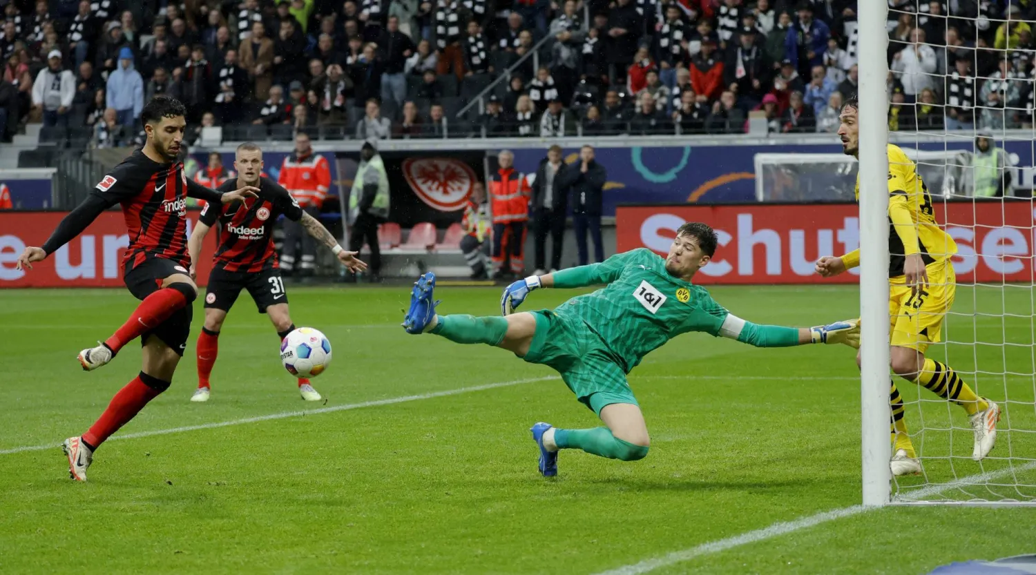 عمر مرموش مهاجم أينتراخت فرنكفورت يهز شباك دورتموند في الدوري الألماني (إ.ب.أ)