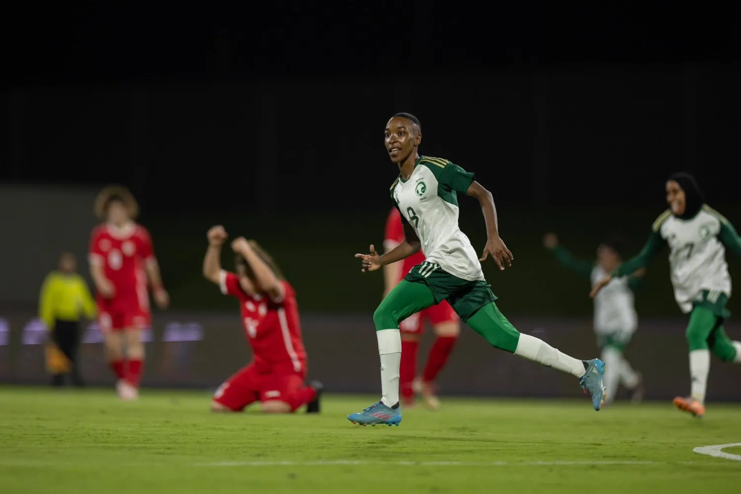 البندري مبارك تحتفل بأحد أهدافها في المرمى السوري (الشرق الأوسط)