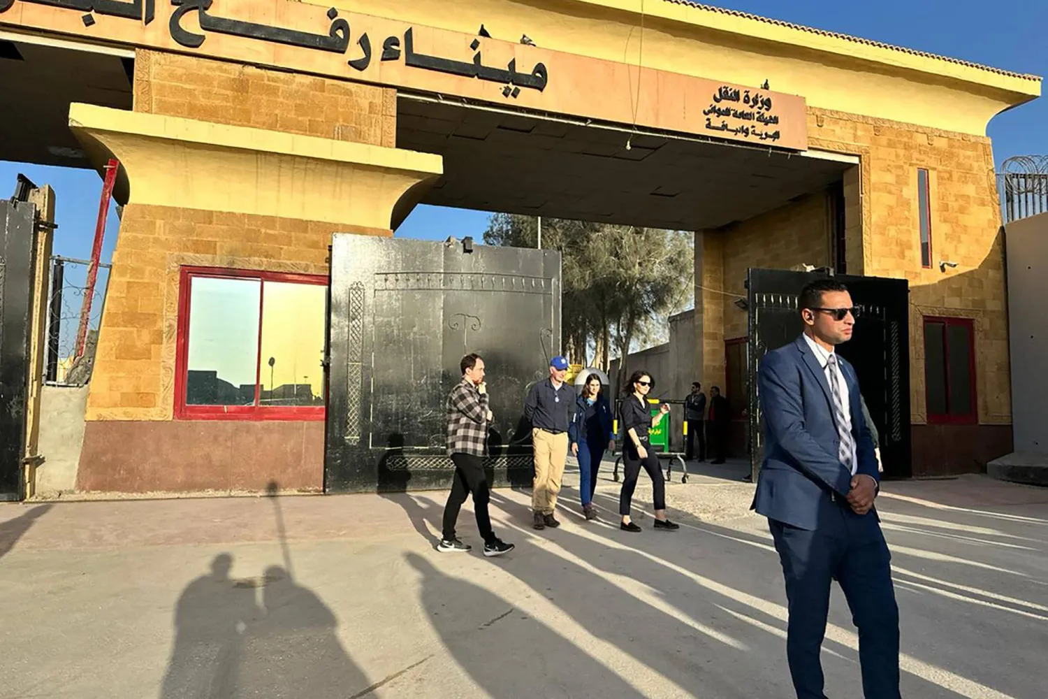 وزيرة الخارجية الألمانية أنالينا بيربوك خلال زيارة لمعبر رفح الحدودي بين مصر وغزة (أ.ف.ب)