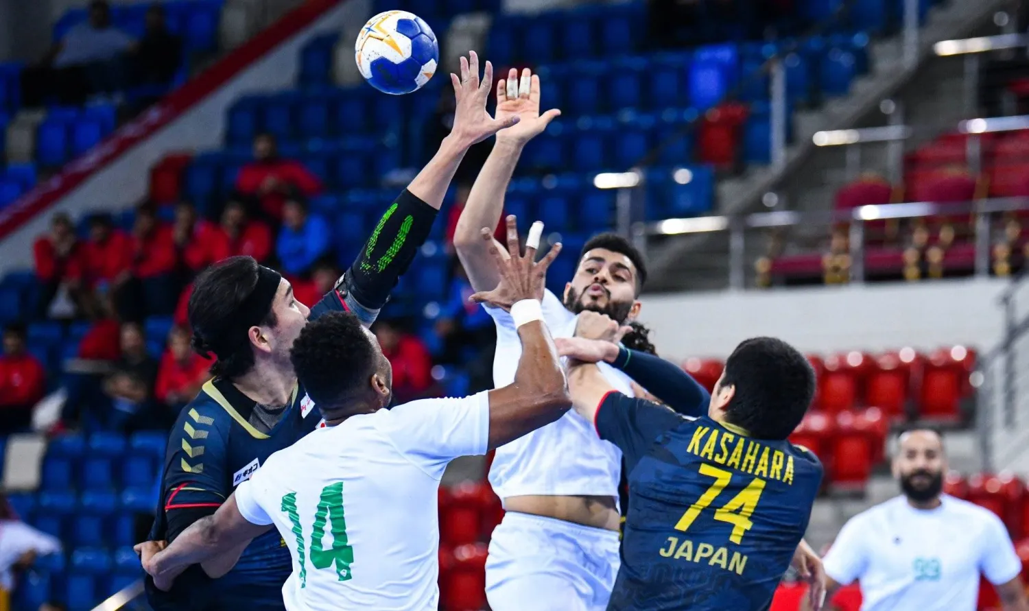 من مواجهة أخضر اليد الأولى أمام اليابان (الشرق الأوسط)