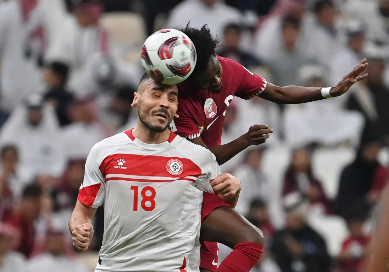 صراع بين مهاجم قطر ومدافع لبنان قبل الهدف الأول (تصوير: علي خمج)