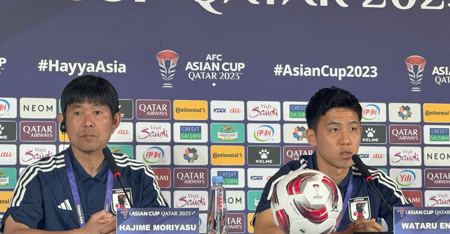 مدرب المنتخب الياباني بجوار القائد إيندو في المؤتمر الصحافي (الشرق الأوسط)