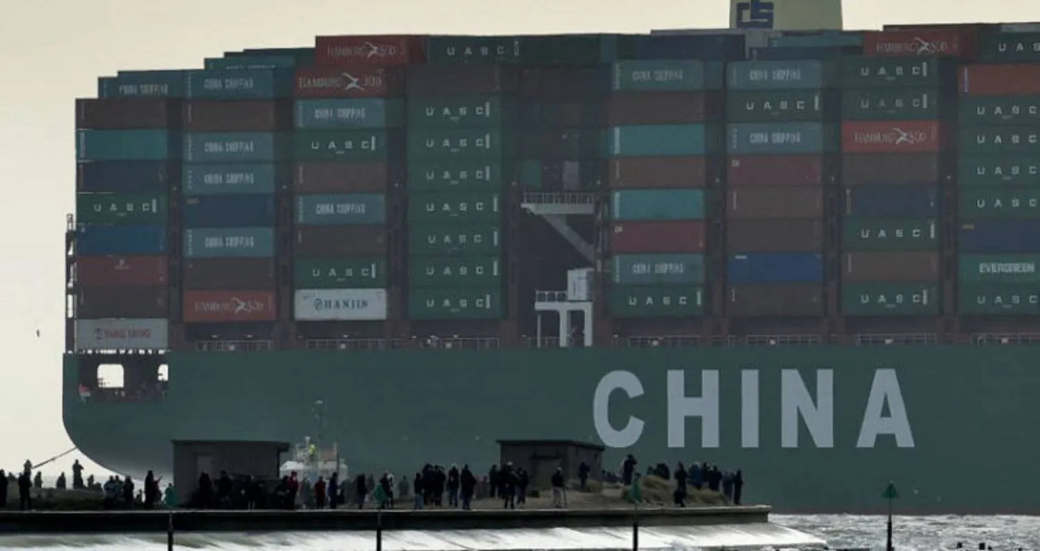 سفينة حاويات عملاقة تابعة للصين في عرض البحر (رويترز)