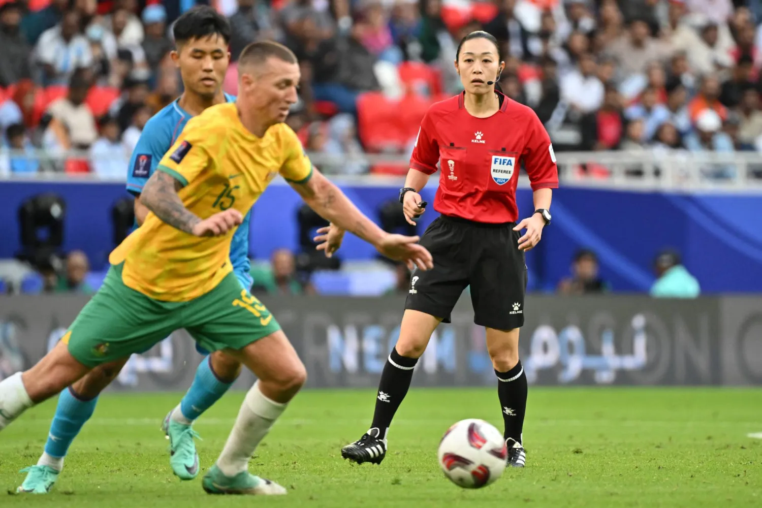 اليابانية يوشيما ياماشيتا تحكّم مباراة أستراليا والهند في كأس آسيا (غيتي)