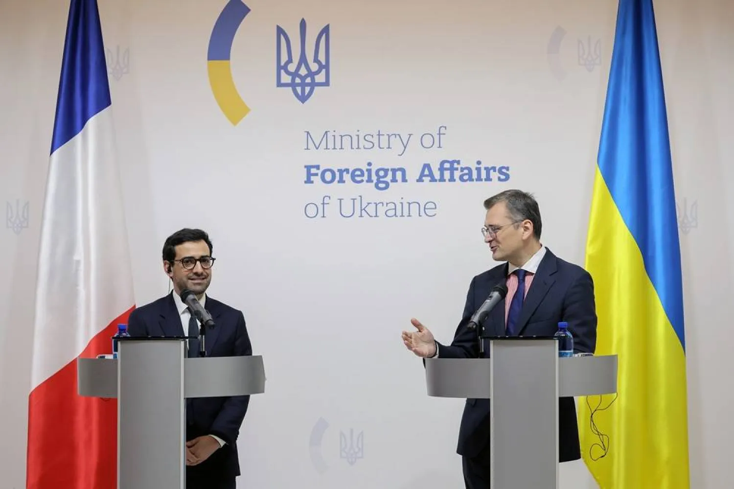 Ukrainian Foreign Affairs Minister Dmytro Kuleba (R) and his French counterpart Stéphane Séjourné (L) give a statement during their meeting in Kyiv, Ukraine, 13 January 2024. (EPA)