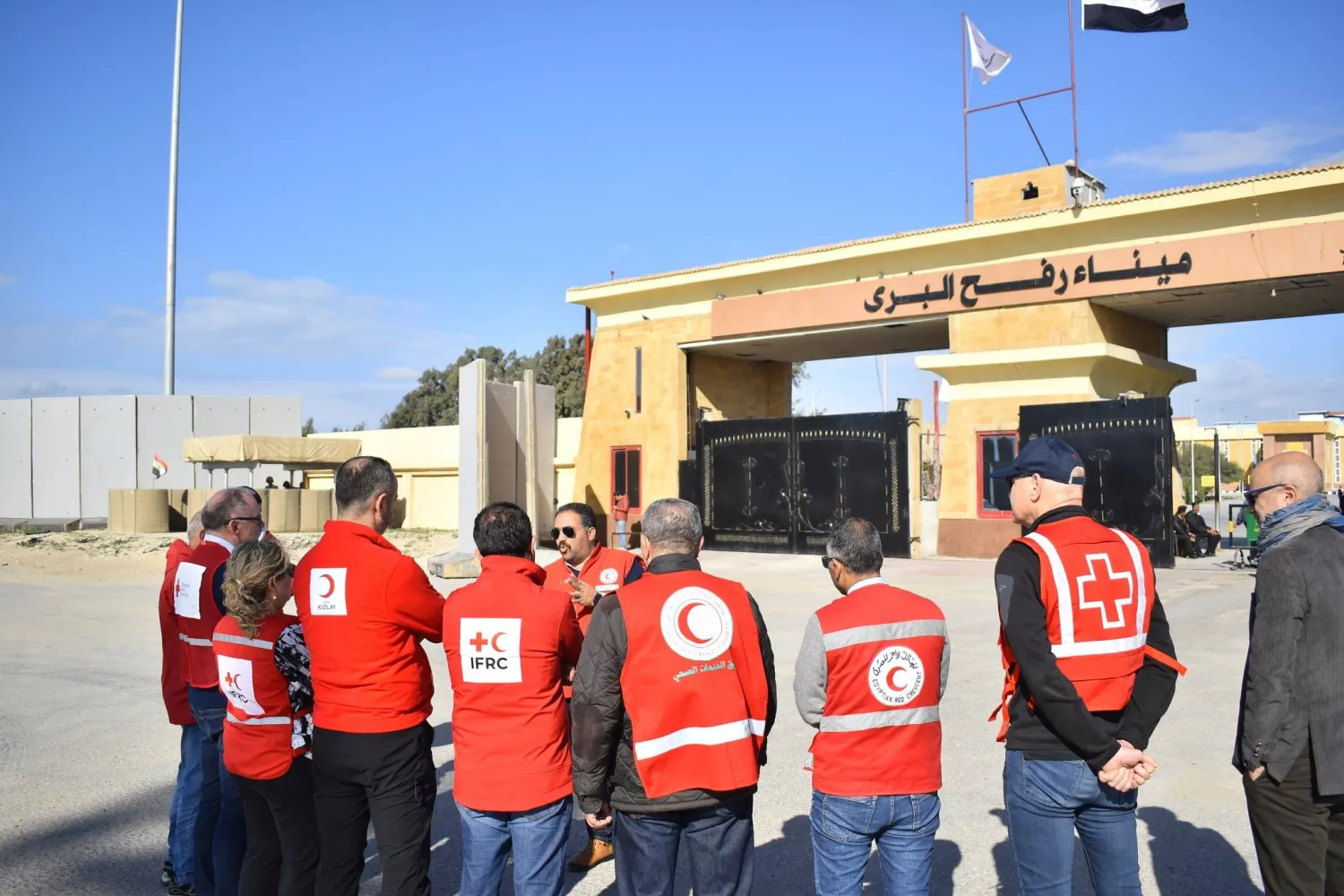 وفد من الهلال الأحمر المصري والصليب الدولي في معبر رفح (الهلال الأحمر المصري)