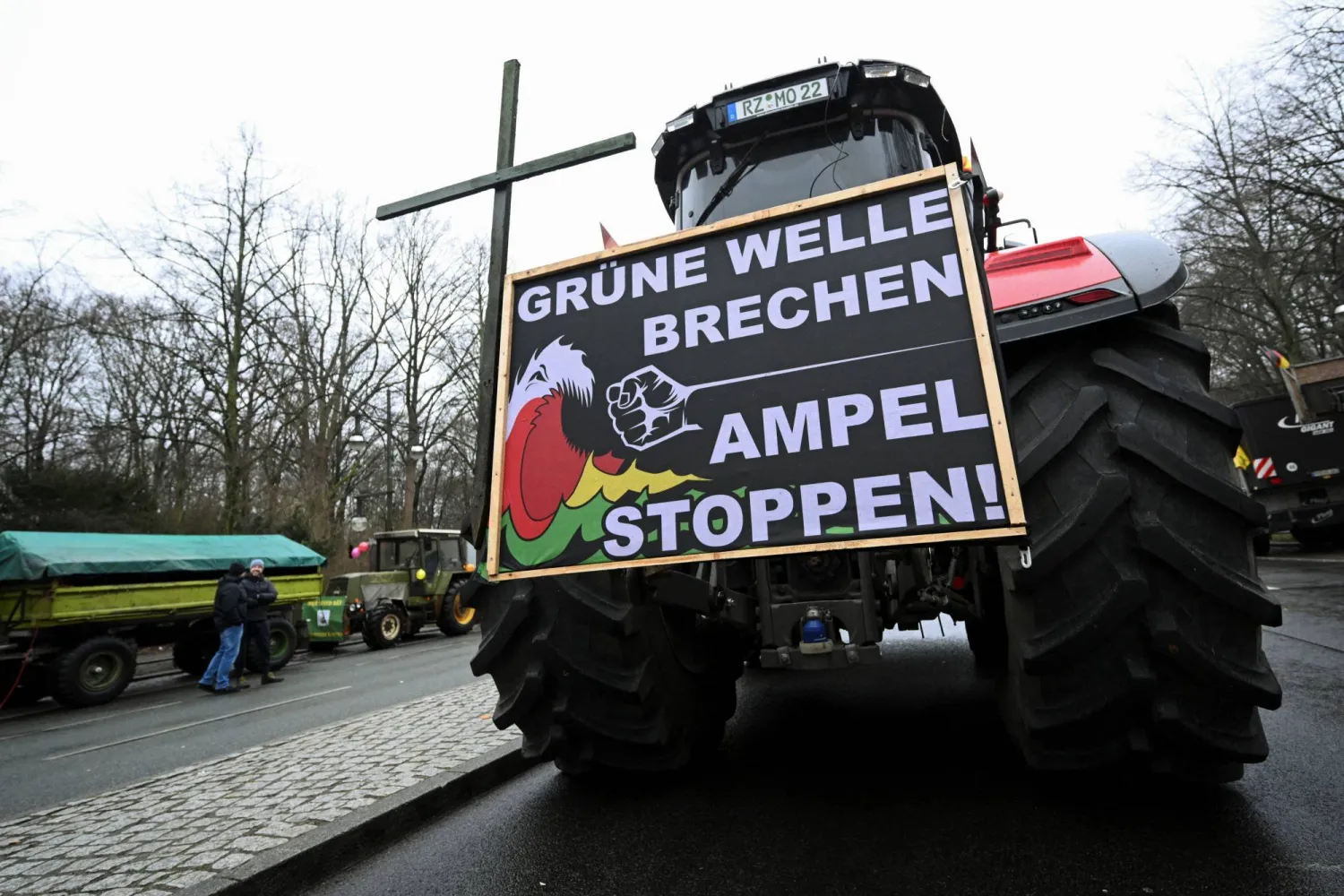 جانب من الاستعدادات للمظاهرة (د.ب.أ)