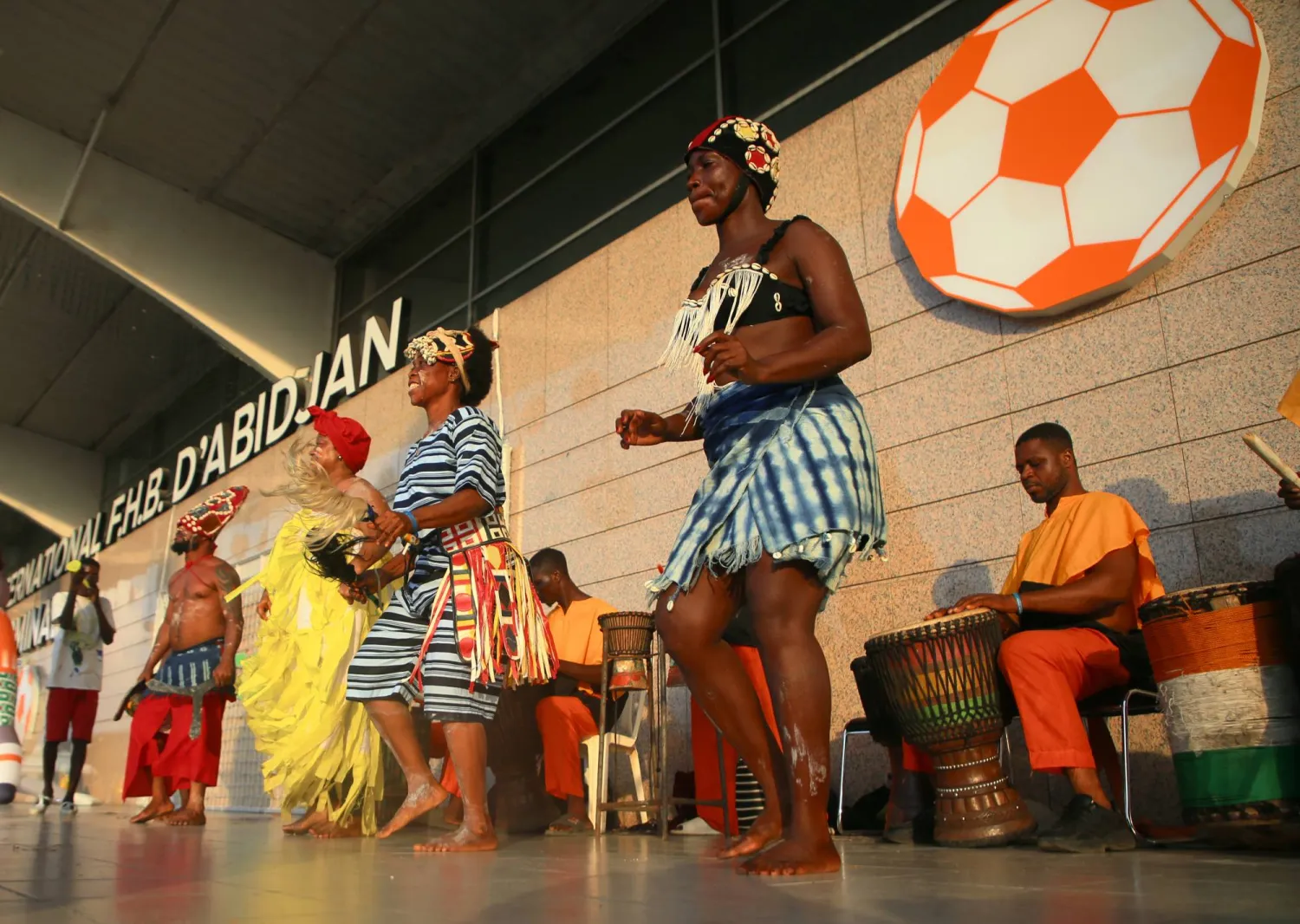 الاحتفالا الموسيقية والراقصة تتواصل في أبيدجان مع فاعليات كأس أمم أفريقيا (إ.ب.أ)