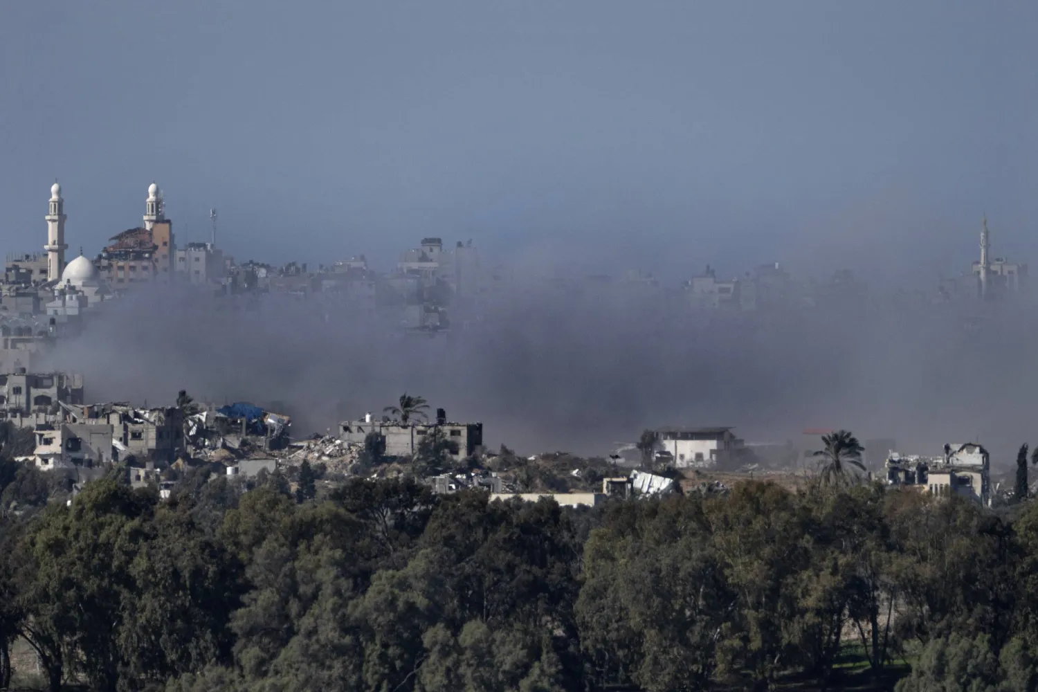 الدخان يتصاعد جراء القتال المستمر داخل قطاع غزة (أ.ب)