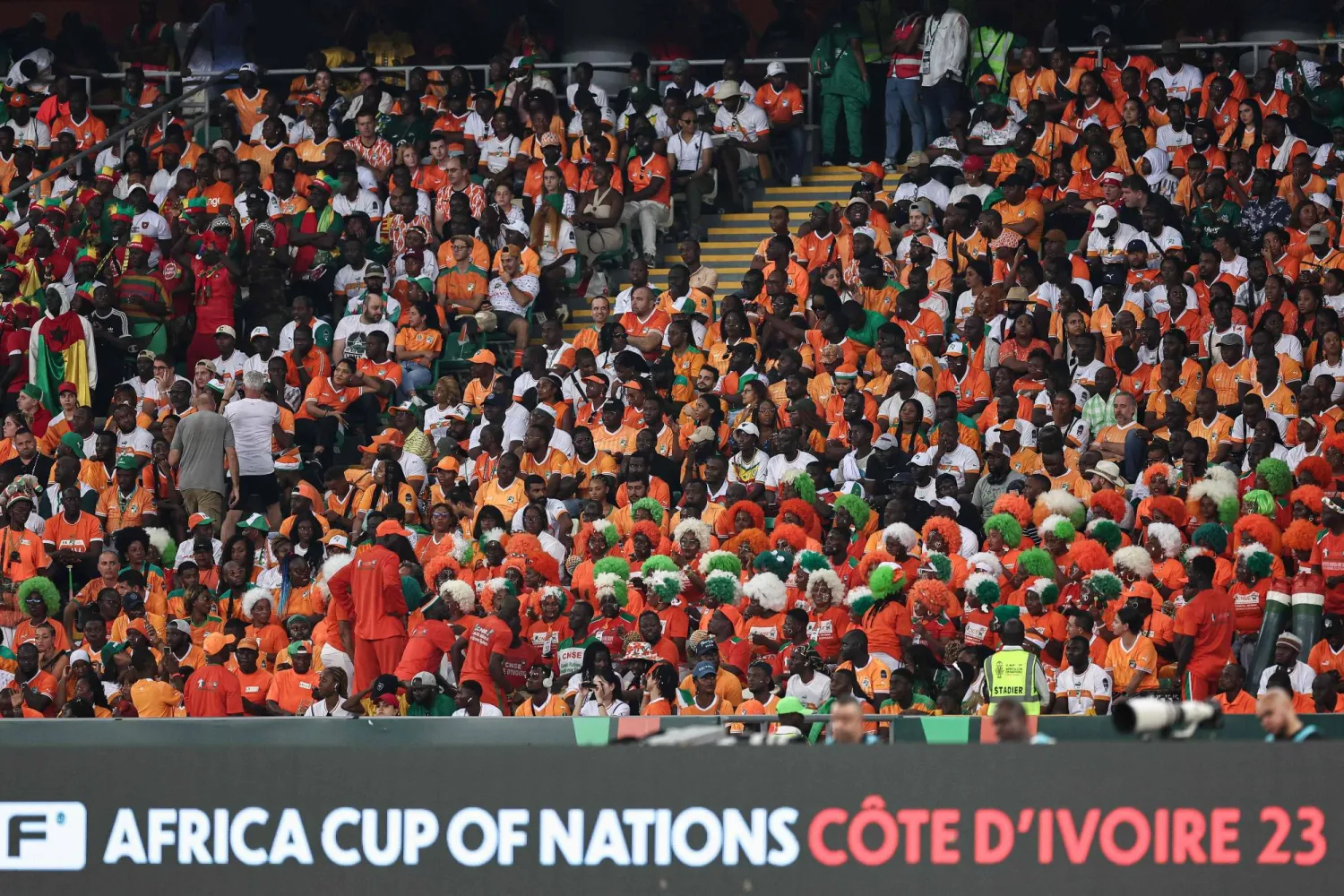 جماهير إيفوارية تساند منتخبها في المباراة الافتتاحية لأمم أفريقيا (أ.ف.ب)