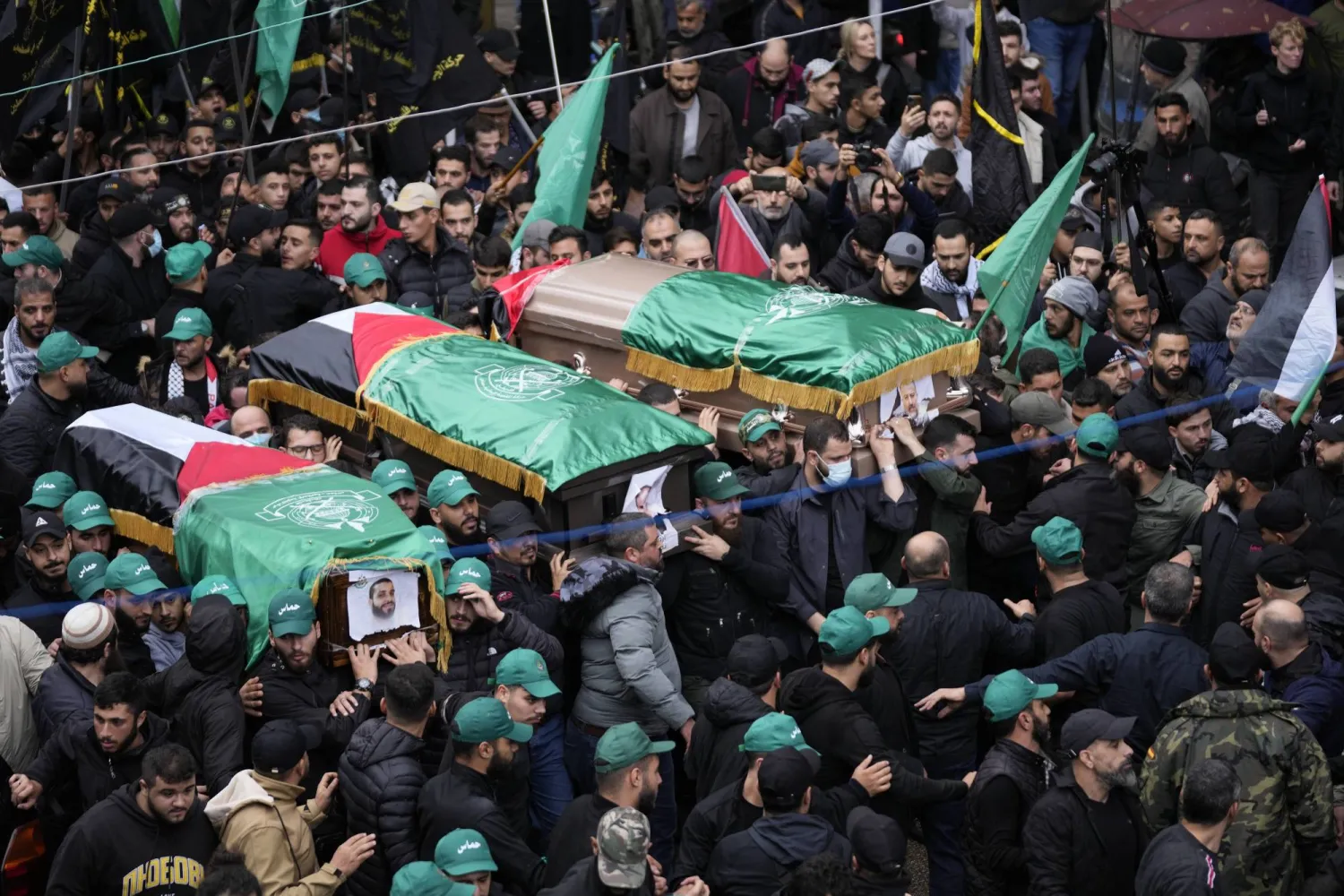 مشيعون يحضرون جنازة صالح العاروري واثنين من أعضاء «حماس» في بيروت (أ.ب)