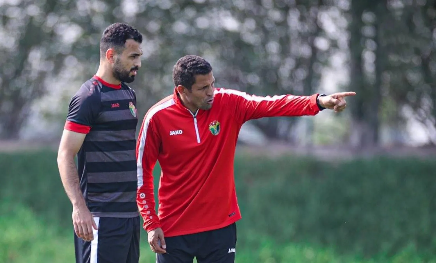 عموتة مدرب الأردن يوجه اللاعبين خلال التدريبات (المنتخب الأردني)