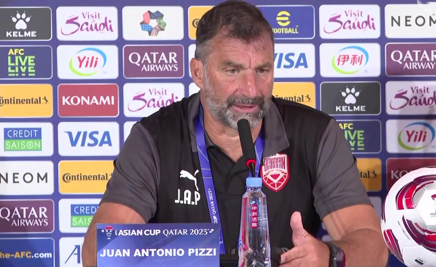 الإسباني خوان أنطونيو بيتزي مدرب البحرين (الشرق الأوسط)