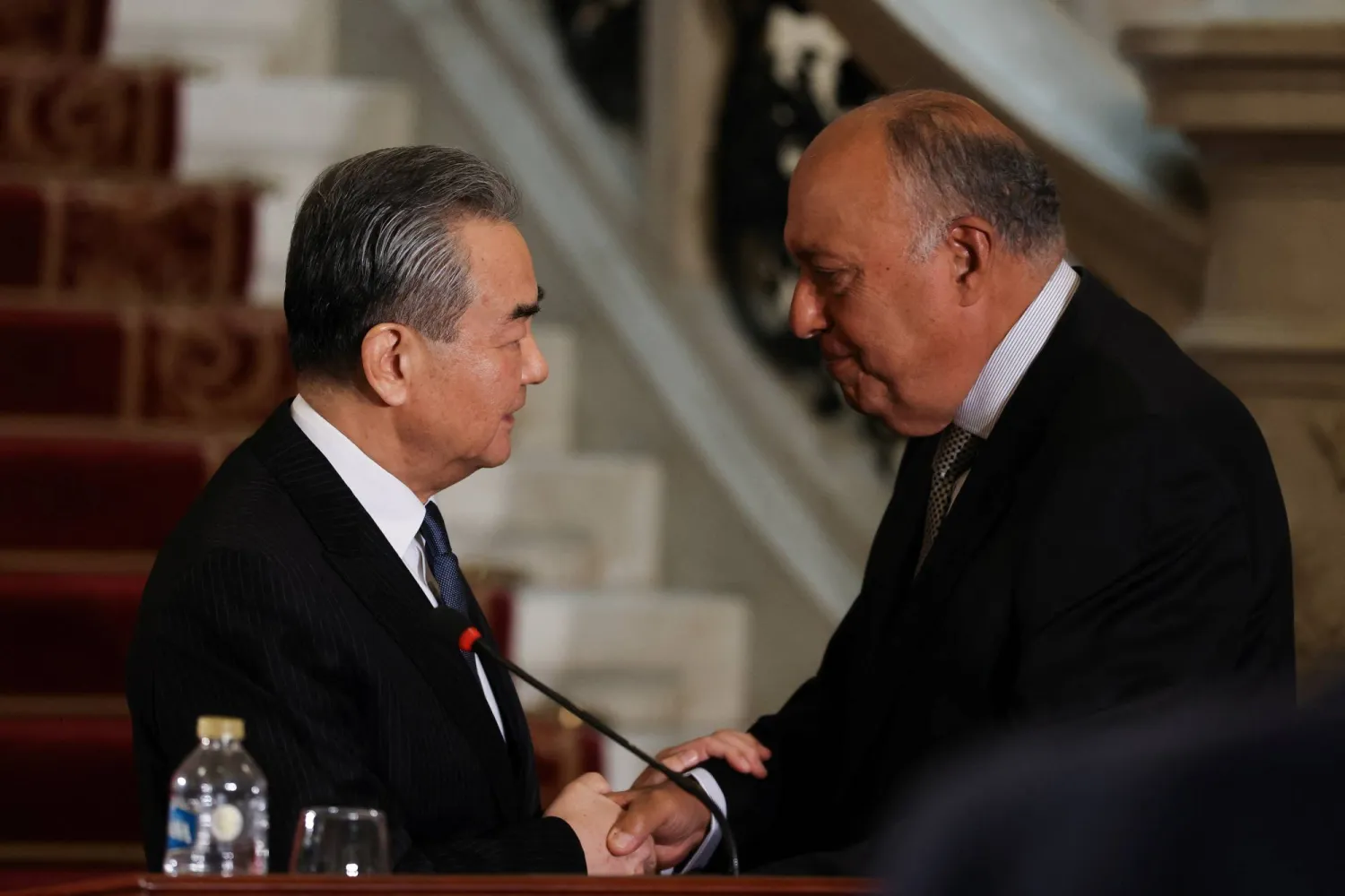 وزيرا خارجية مصر سامح شكري والصين وانغ يي (رويترز)