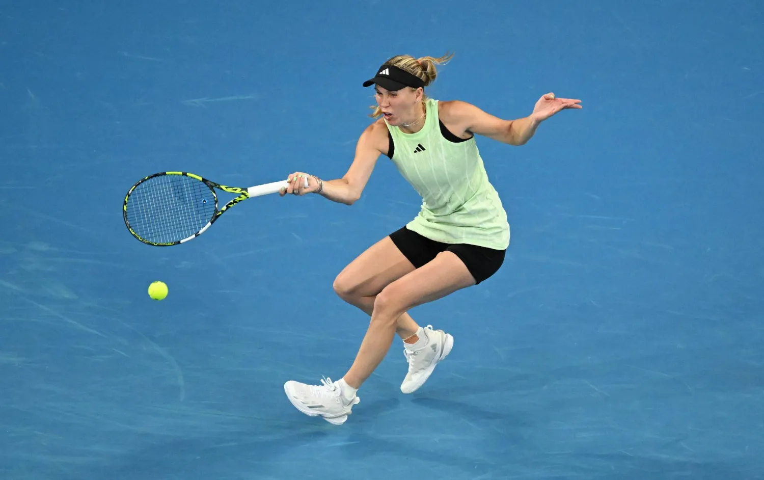 الدنماركية كارولين فوزنياكي كانت متقدمة قبل انسحاب خصمتها (إ.ب.أ)