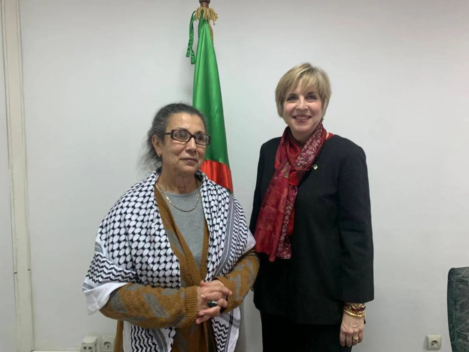 زعيمة «حزب العمال» الجزائري مع السفيرة الأميركية (السفارة الأميركية)