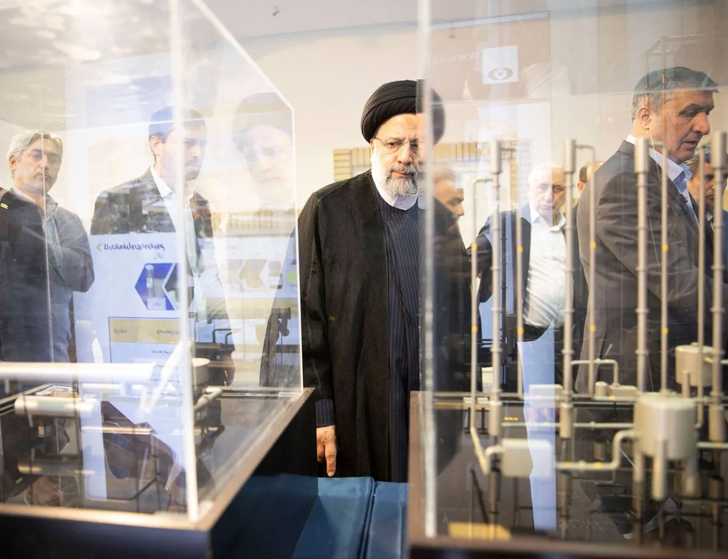 Reisi’nin İran Atom Enerjisi Kurumu tarafından yayınlanan, örgütün başkanı Muhammed İslami'nin geçen Nisan ayında önünde göründüğü bir fotoğrafı