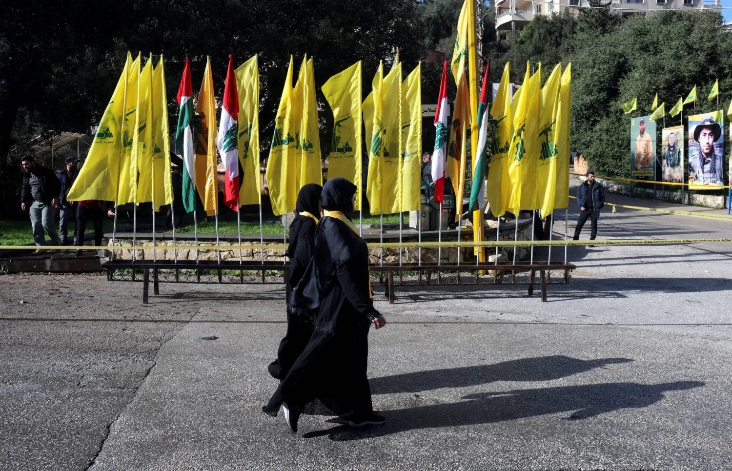 Hirbet Selm köyünde Hizbullah'ın üst düzey komutanlarından Visam Hüseyin Tavil'i anma törenine katılan iki Hizbullah destekçisi (Reuters)
