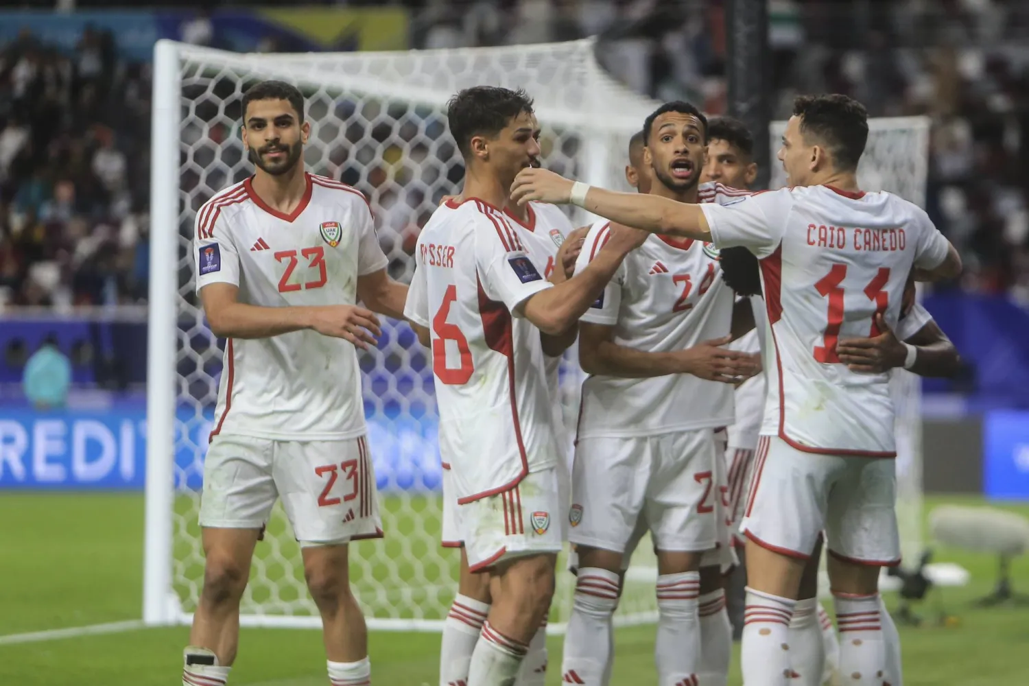 لاعبو الإمارات يحتفلون بثلاثيتهم في هونغ كونغ (أ.ب)