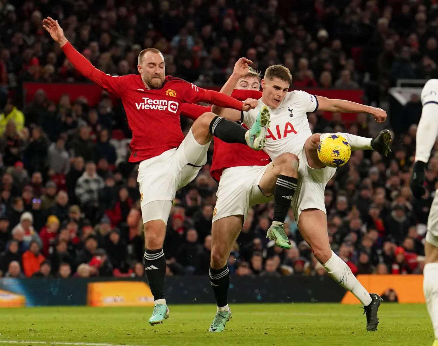 توتنهام رفض الخروج خاسراً من ملعب «أولد ترافورد» (الشرق الأوسط)