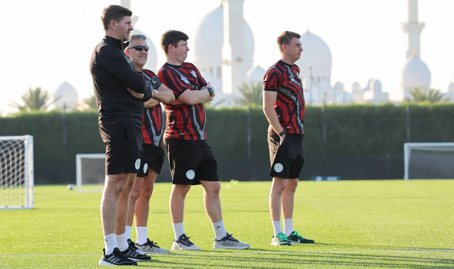 جيرارد خلال إشرافه على تدريبات الاتفاق في معسكر أبوظبي (نادي الاتفاق)