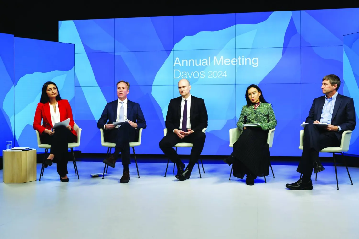 
مؤتمر صحافي لمنظمي المنتدى الاقتصادي العالمي في كولوني قرب جنيف في 9 يناير (إ.ب.أ)