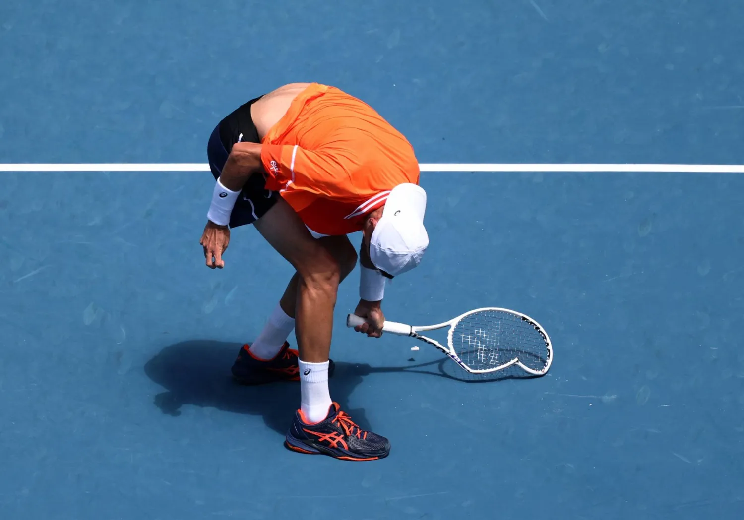 أتمان حطّم مضربه وانسحب باكياً بعد تعرّضه لتشنّجات شديدة (رويترز)