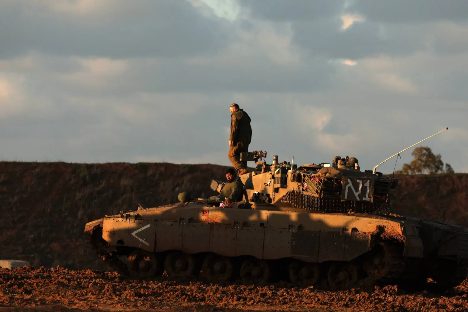 جنود فوق دبابة قرب حدود قطاع غزة الجمعة (إ.ب.أ)