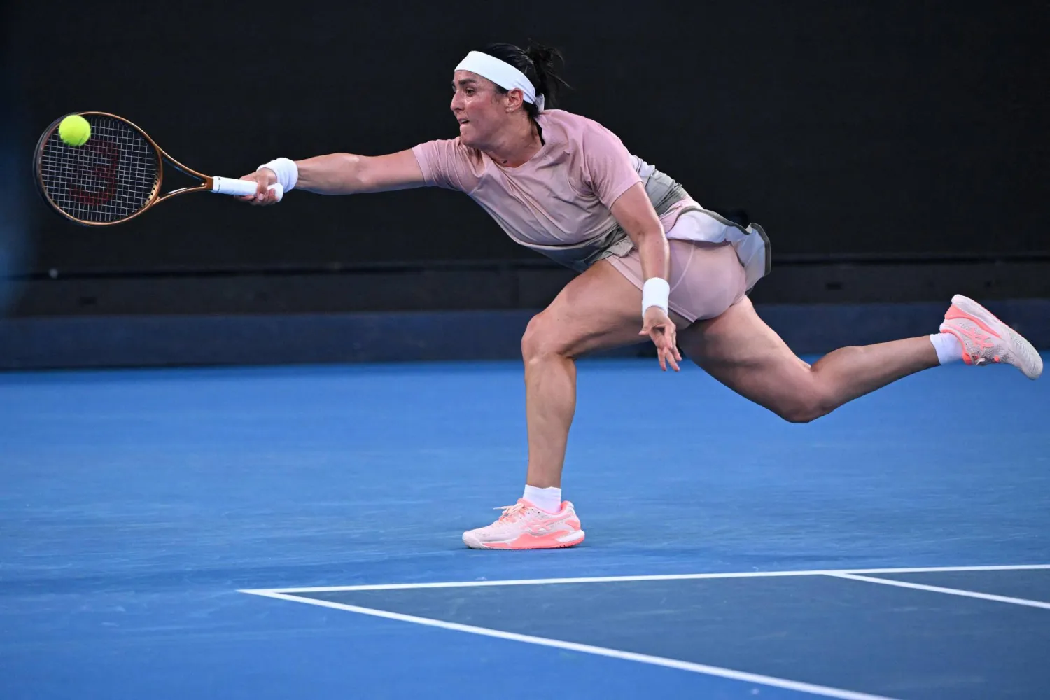 أُنس جابر استهلّت مشوارها بفوز سهل على ستارودوبتسيفا (أ.ف.ب)