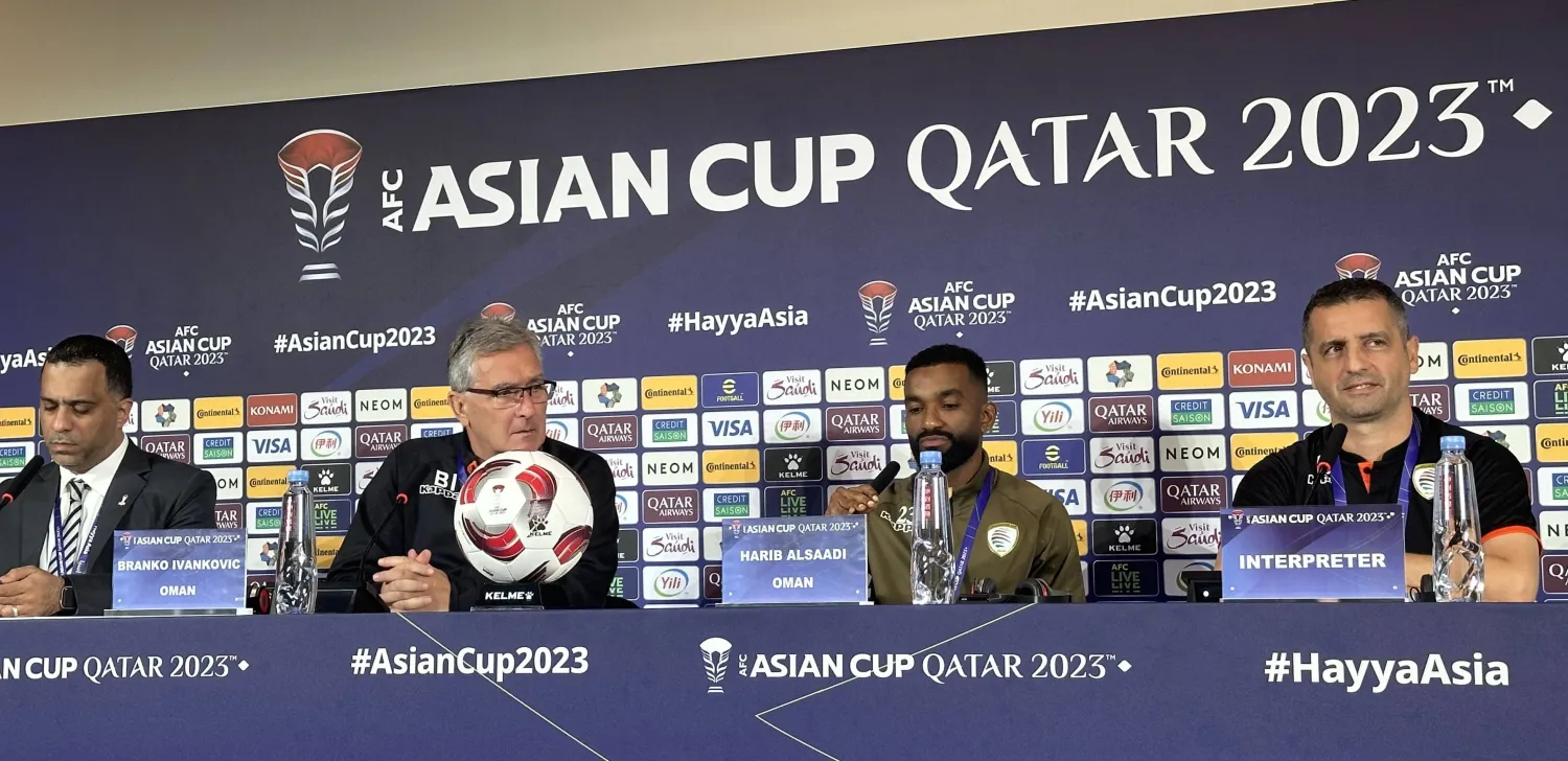 مدرب منتخب عمان في المؤتمر الصحافي (الشرق الأوسط)