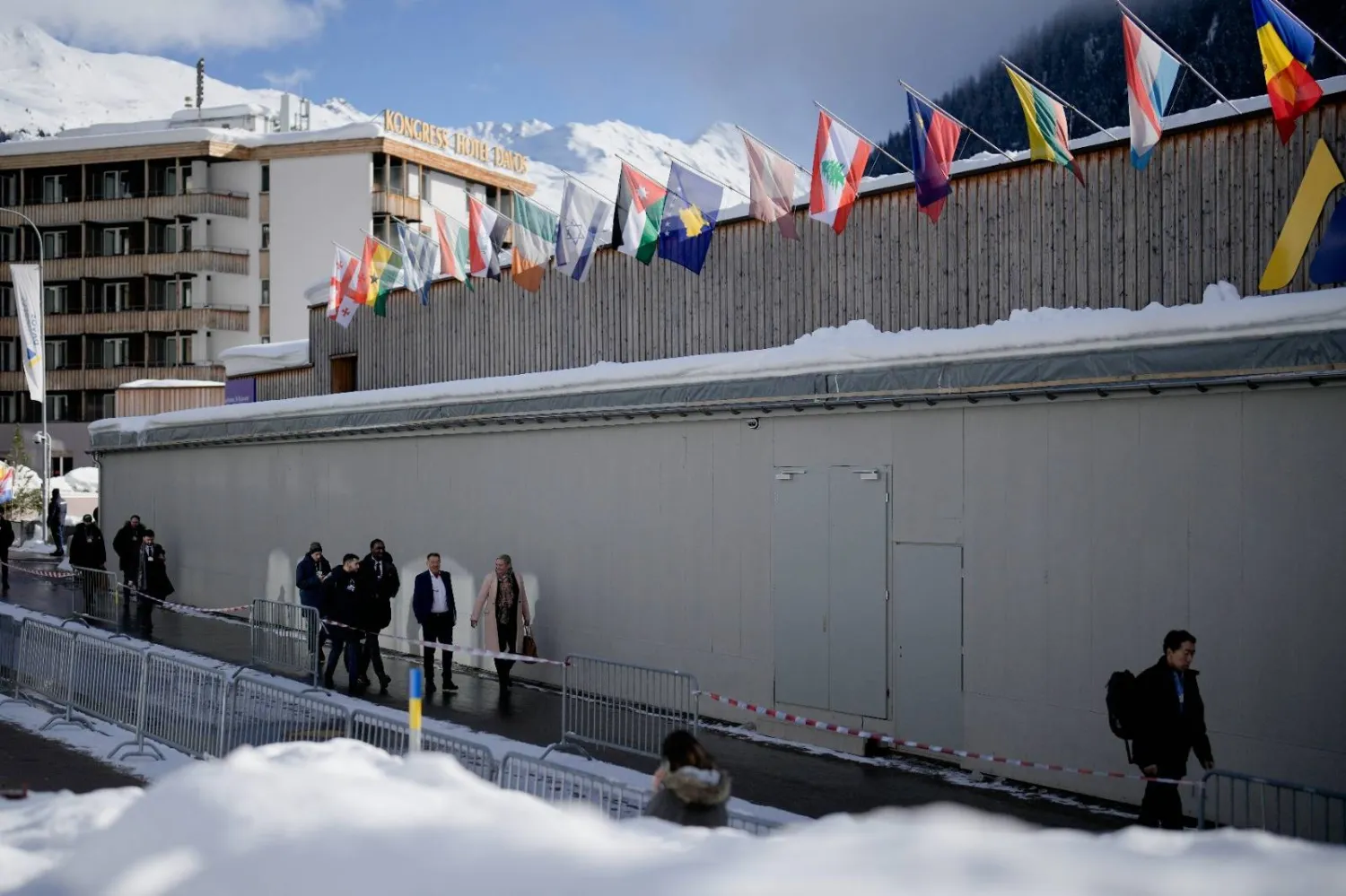 توافد المشاركين إلى مركز دافوس للمؤتمرات (أ.ب)