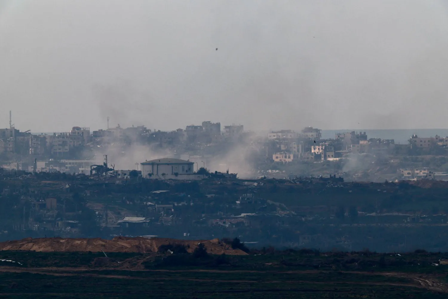الدخان يتصاعد فوق غزة بسبب القصف الإسرائيلي (رويترز)