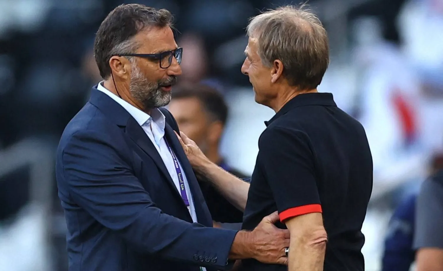 بيتزي مدرب البحرين يبارك لمدرب كوريا الجنوبية الفوز (رويترز)