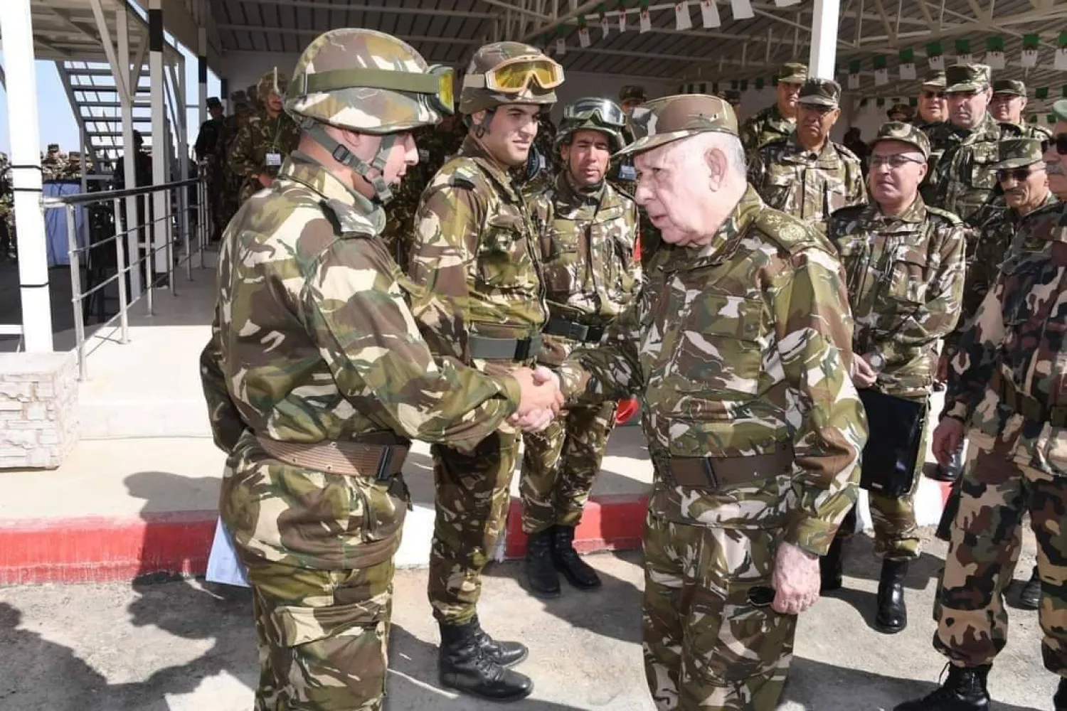 صورة أرشيفية لمعاينة قائد الجيش الجاهزية القتالية للقوات جنوب الجزائر (وزارة الدفاع)