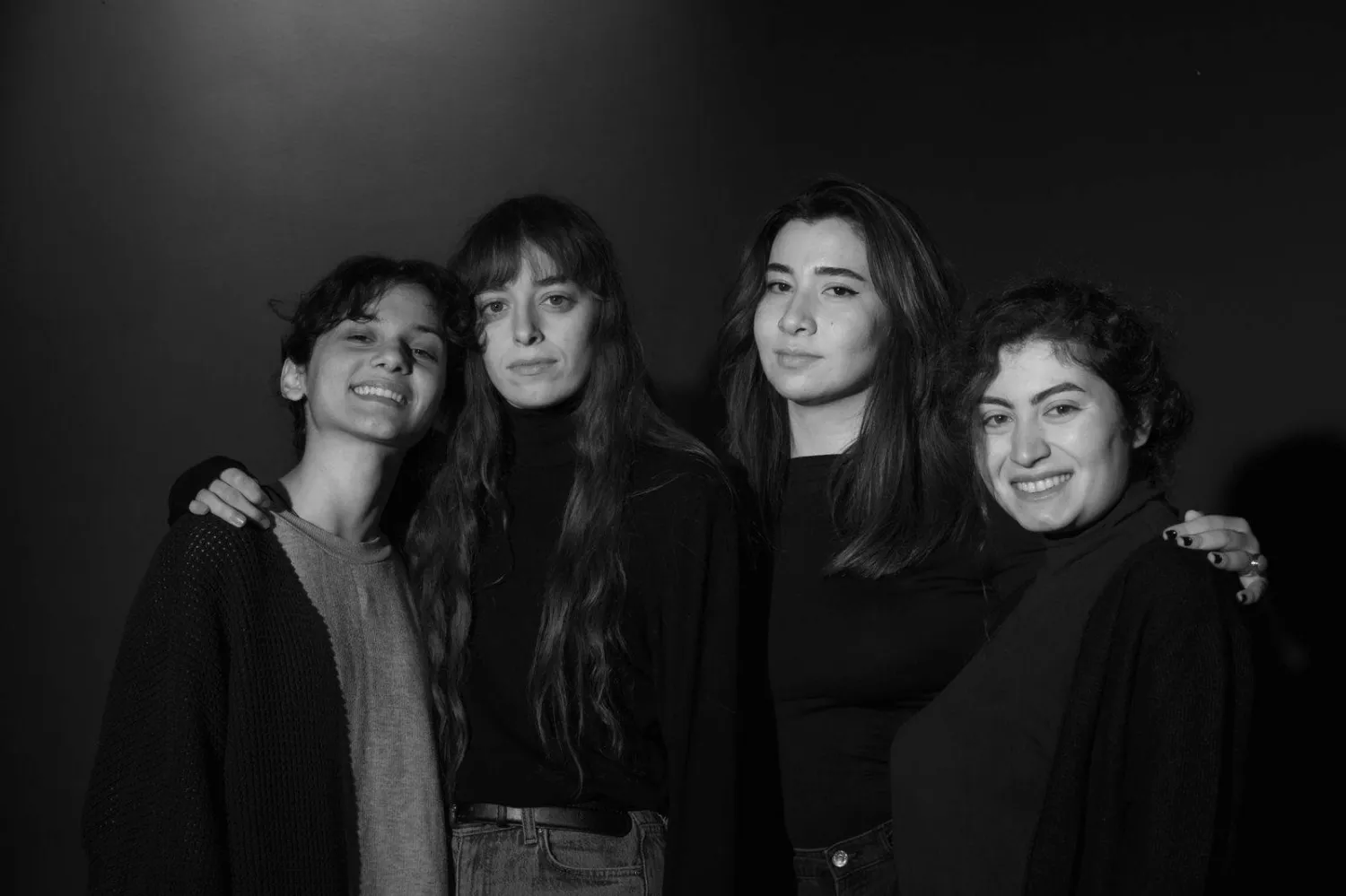 المخرجتان مع الممثلتين في المسرحية غاييل عايلة وتيريزا صالح (ميشال زلوعه)